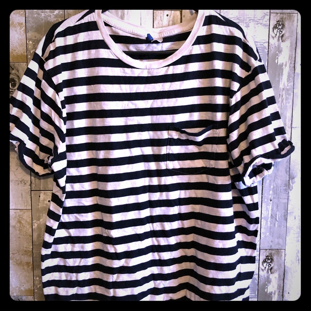 Essential stripped T